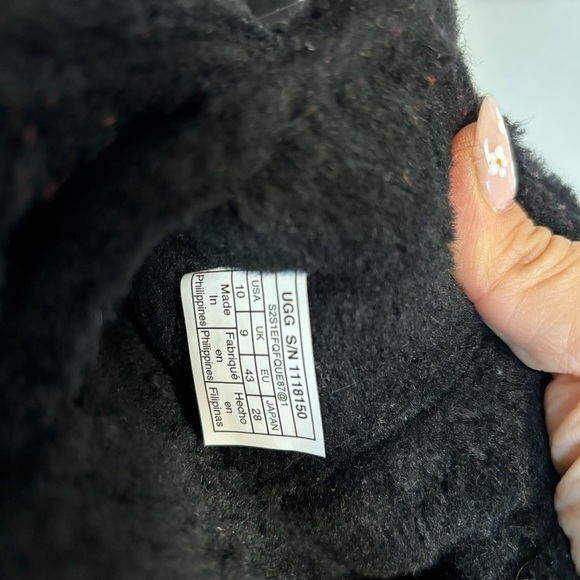 UGG Black Fuzzy Wool Closed Round Toe Logo Print Strap Slippers - Picture 8 of 10